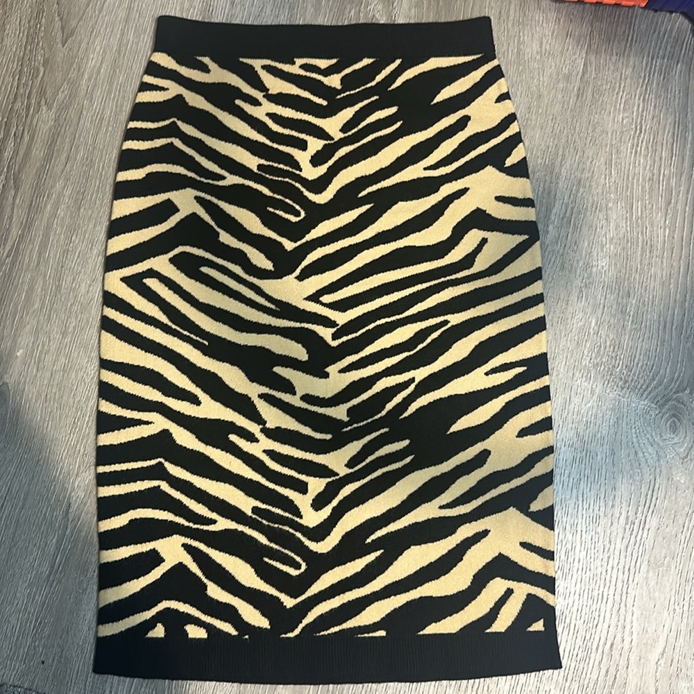 Halogen Sweater Skirt In Black- Beige Tiger Pattern MIDI - Picture 2 of 6